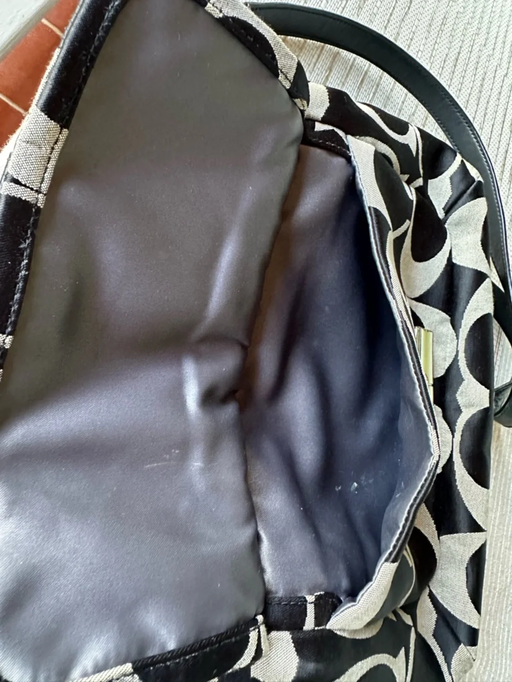 Coach Signature Hobo Crossbody and Shoulder, Handbag with Turn-Lock Detail - Picture 7 of 7